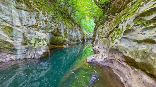 Сред скали и светини: Родопско приключение с пещери, каньони и боб