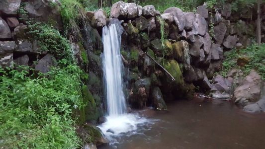 Селото на зетьовете Локорско и водопадите около него